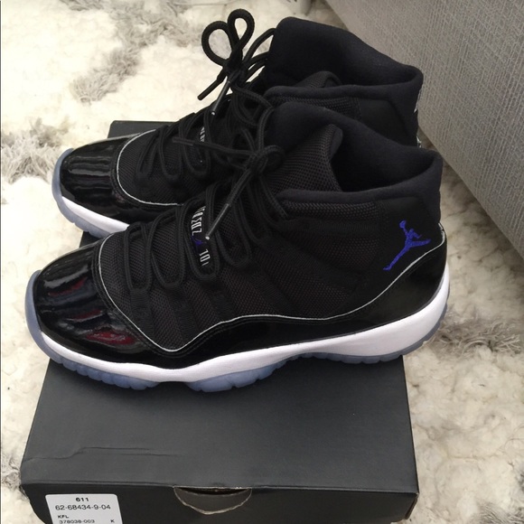 jordan 11 run small